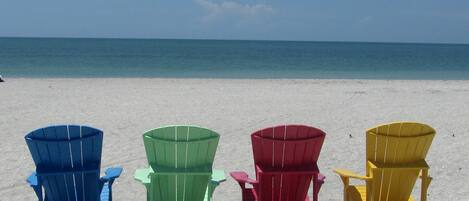 Nær stranden, solsenger og strandhåndklær