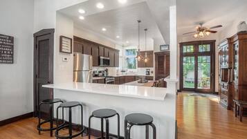 冷蔵庫、電子レンジ、オーブン、コンロ