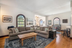 Älytelevisio, takka, videopelejä, kirjoja