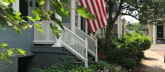 Tyylikäs 5 Br: n rivitalo Geneven historiallisella alueella, kävelymatkan päässä HWS: lle, järvi, Dntown 