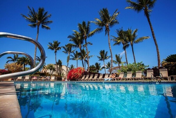 Alberca al aire libre y alberca climatizada