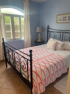 2 chambres, coffres-forts dans les chambres, fer et planche à repasser