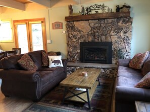 تلفزيون ذكي، مدفأة، مشغل دي في دي، كُتُب