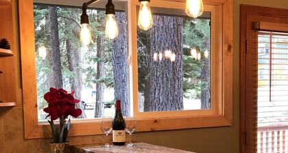 5-Star Tahoe Chalet with Hot Tub in Quiet Setting