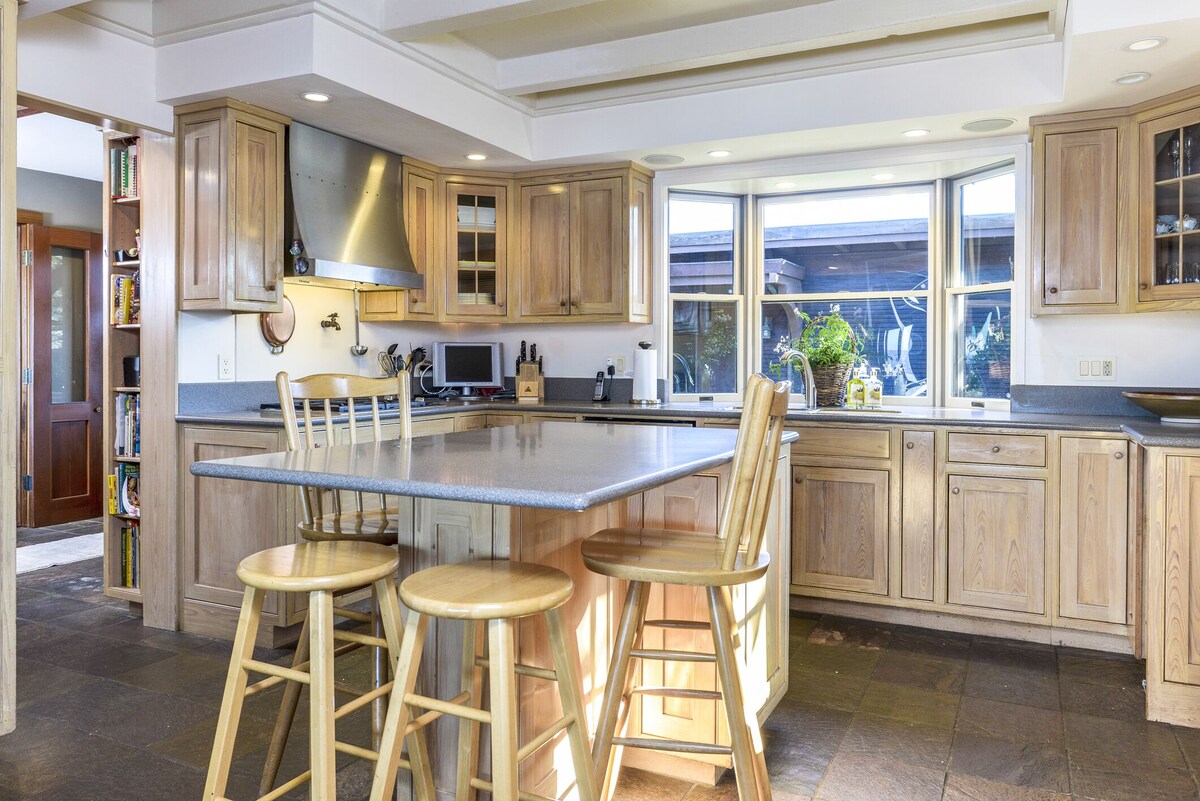 Photo 7 of 6-Bedroom Oceanfront Masterpiece in Pacific Grove, CA. From S1400 for 8 guests