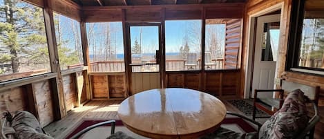 تناول الطعام بالخارج