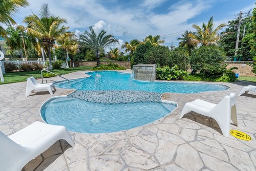 3 chambres, 2 salles de bains, 6 couchages. Peut accueillir jusqu'à 8.  