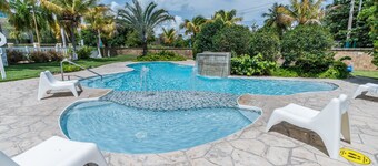 3 chambres, 2 salles de bains, 6 couchages. Peut accueillir jusqu'à 8.  