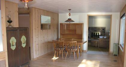 Charming Home on the mainstream of the Au Sable River...