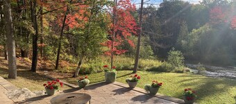 Charming Home on the mainstream of the Au Sable River...