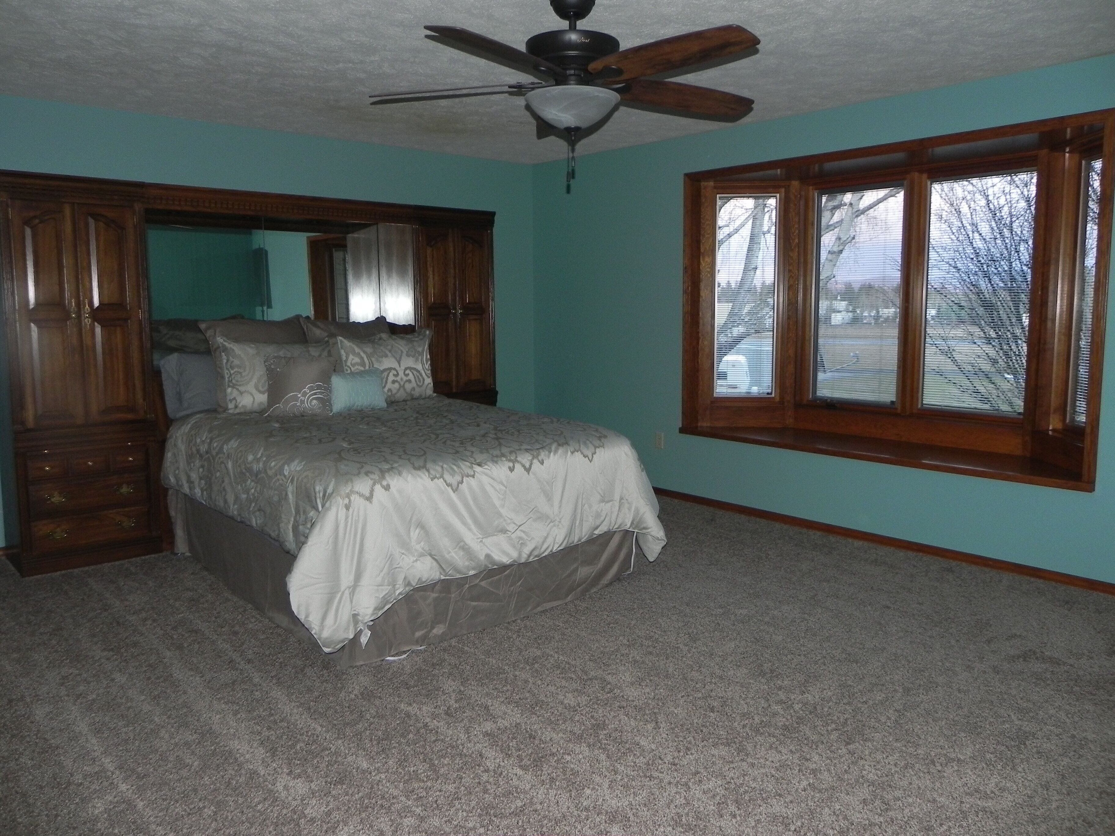 Aviator Dreams; Spacious Retreat Located On Small Local Airport