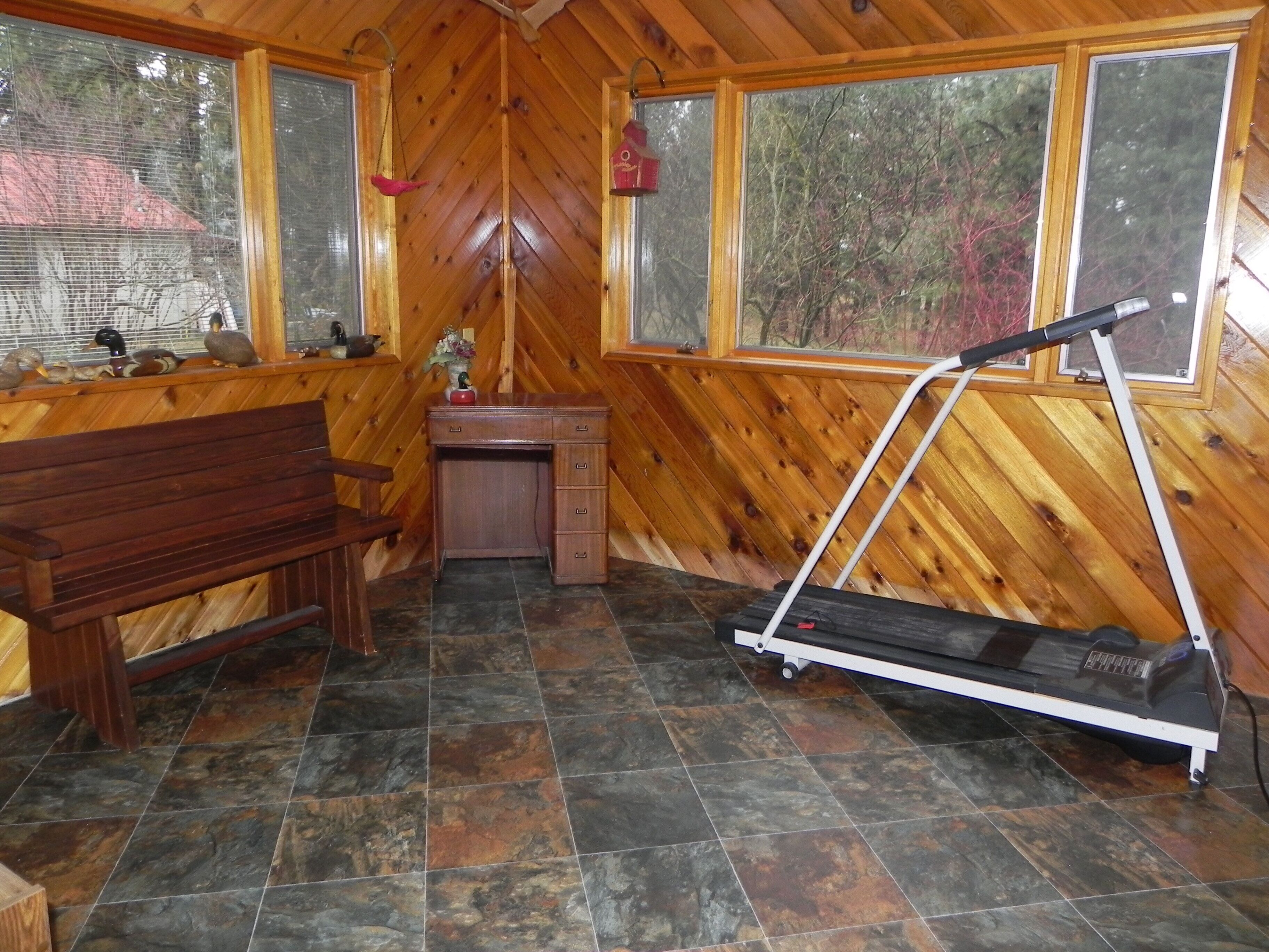 Aviator Dreams; Spacious Retreat Located On Small Local Airport