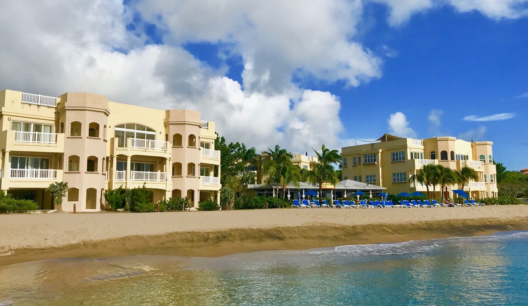 Rannalla, aurinkotuoleja