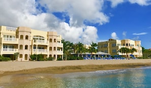 Rannalla, aurinkotuoleja