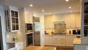 Coffee/tea maker, fridge, microwave, oven - Beautiful Lake Charlevoix Sandy Beach- Best North Shore Location (Boyne City)