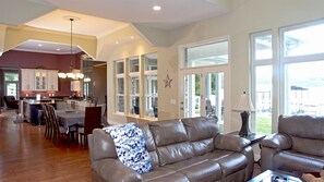 Una Smart TV, una chimenea, videojuegos, un reproductor de DVD