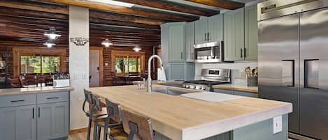 Geladeira, micro-ondas, fogão, cooktop