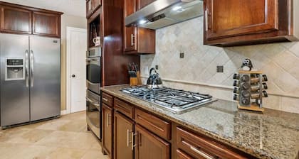 Beautiful Garden Oasis in the Heart of The Woodlands!