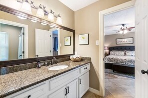 Combined shower/tub, hair dryer, towels