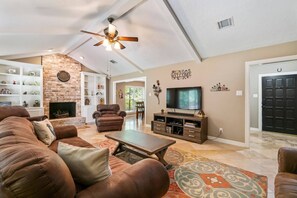 Smart TV, chimenea, oficina y monitor de computadora 