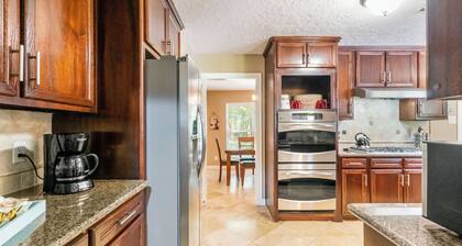 The Peaceful Perch - Beautiful Garden Oasis in the Heart of The Woodlands!