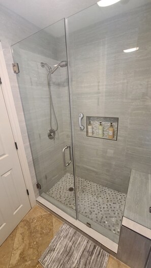 Combined shower/bathtub, hair dryer, towels