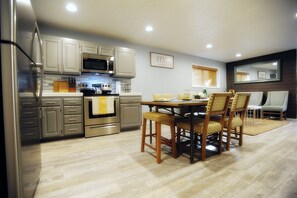Fridge, microwave, oven, stovetop - Relax in the Sun Extremely Clean with Fast Internet great amenities 10% Discount (St. George)
