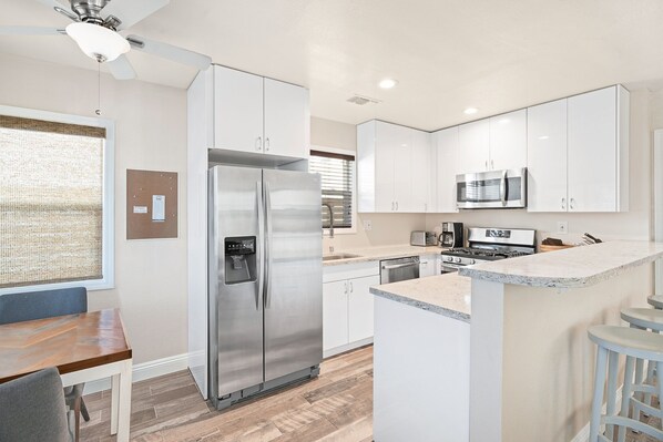 Jääkaappi, mikroaaltouuni, uuni, liesi