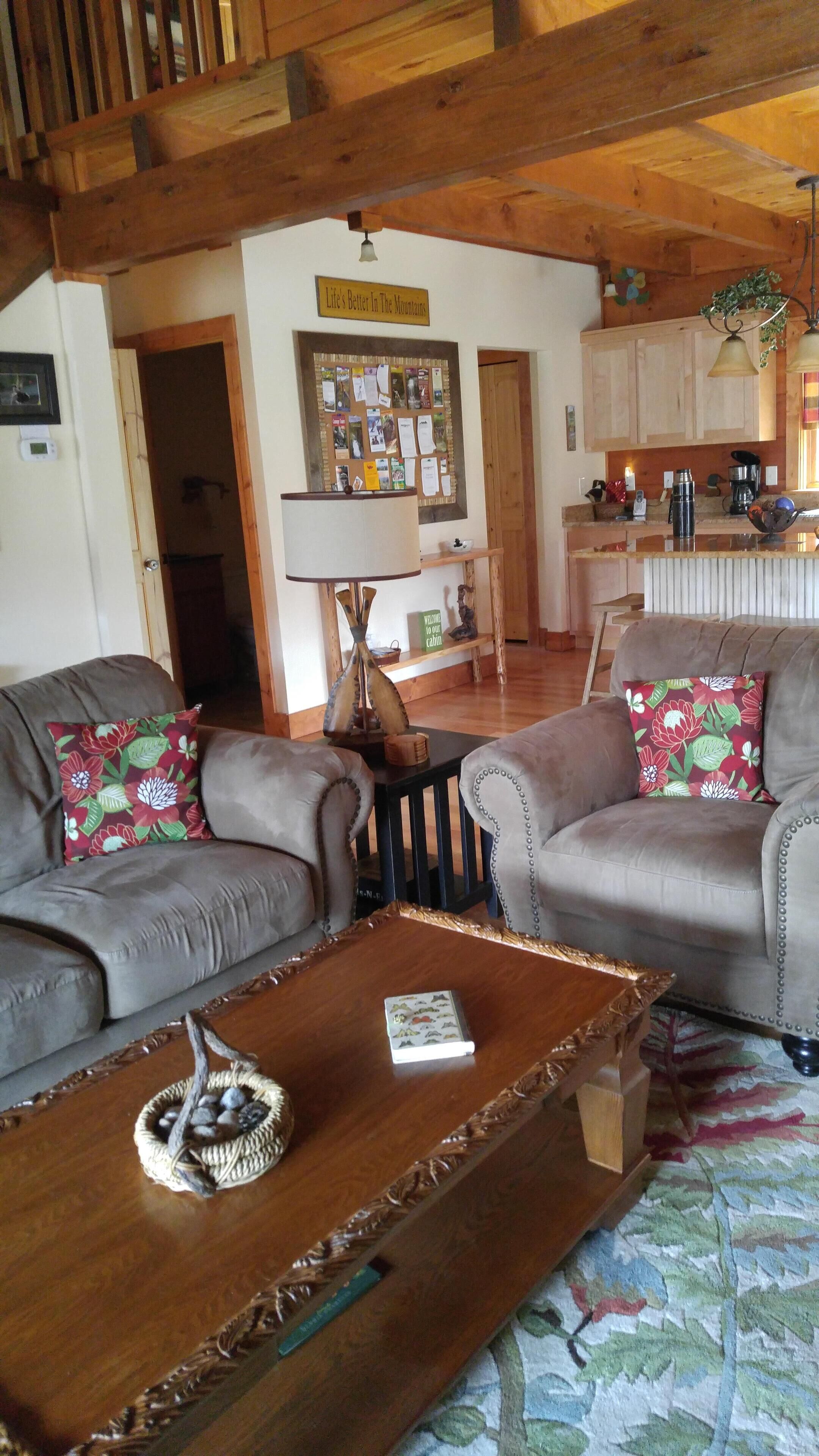  Secluded Mountainside Cabin, Close to Town, Water Sports and Hiking!  Hot Tub! 