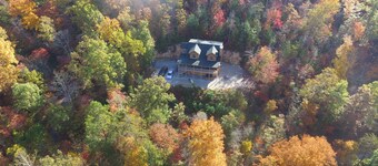  Secluded Mountainside Cabin, Close to Town, No 4 wheel drive needed!  Hot Tub!