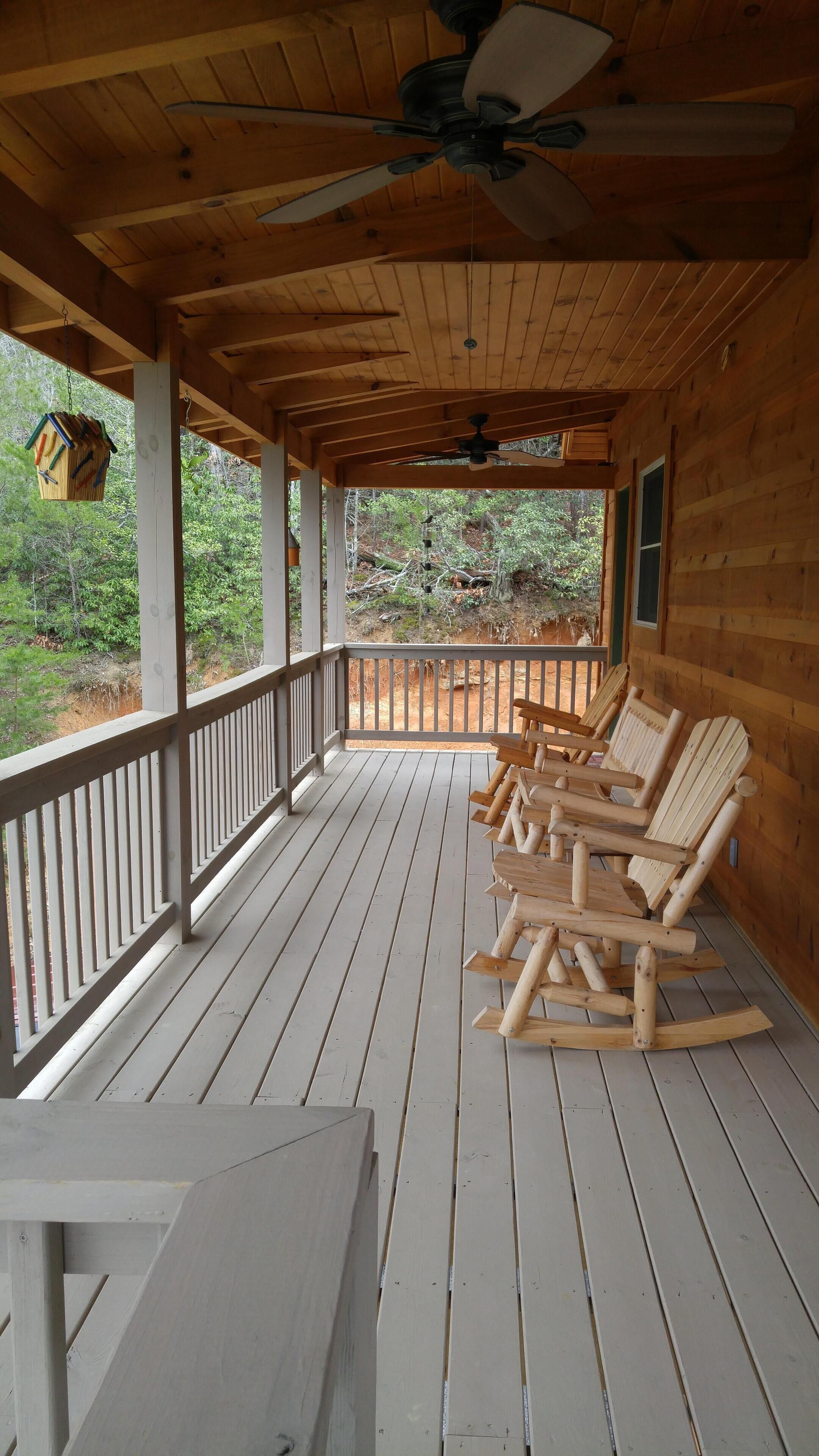  Secluded Mountainside Cabin, Close to Town, Water Sports and Hiking!  Hot Tub! 