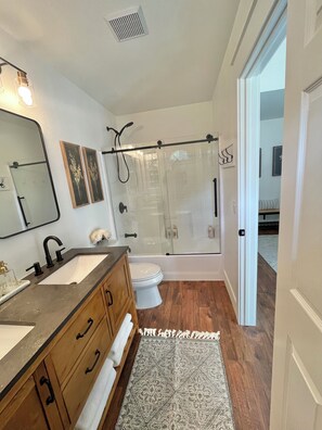 Combined shower/bathtub, hair dryer, towels, soap - The Cottage Haven - Nestled In The Heart Of Wine Country And Horse Country (Temecula)