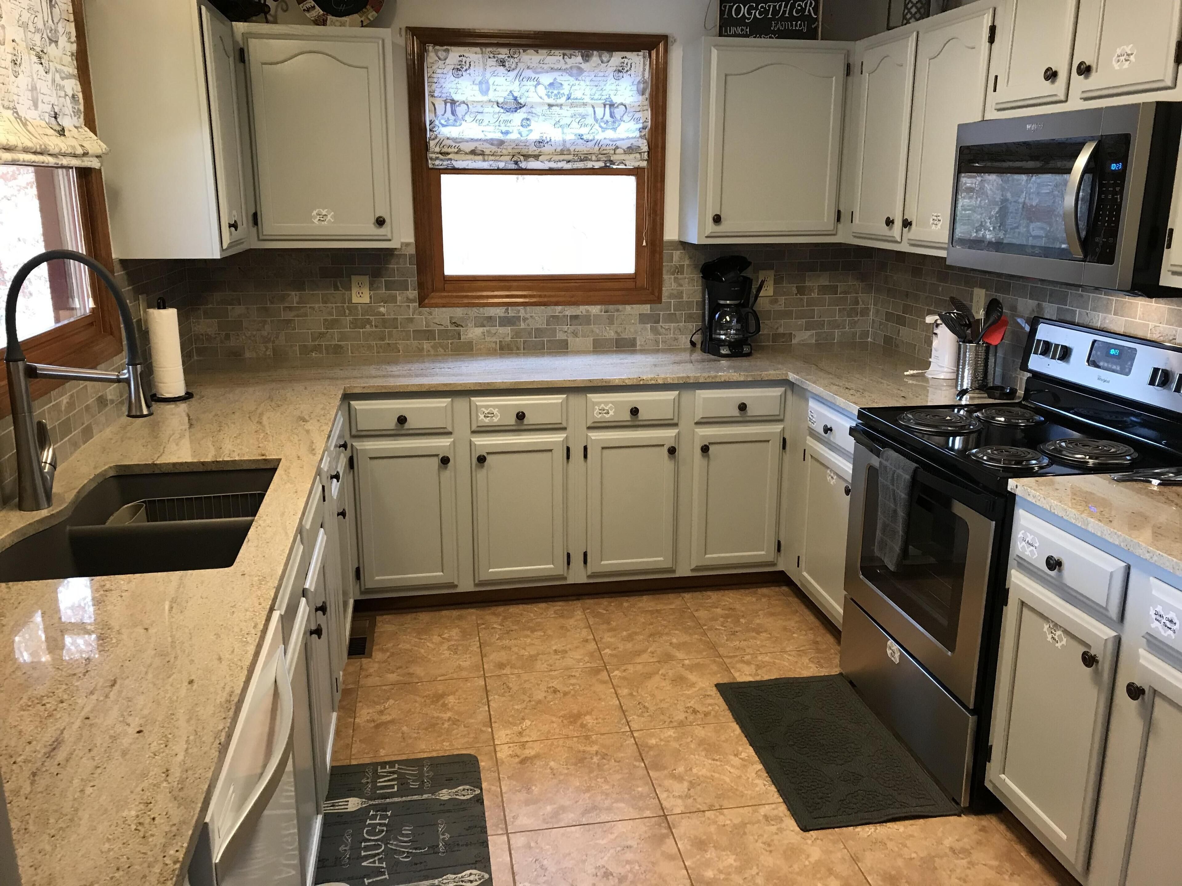 Beautiful Lakefront House, Dock w/ Covered Slip in Protected Cove, Few Steps