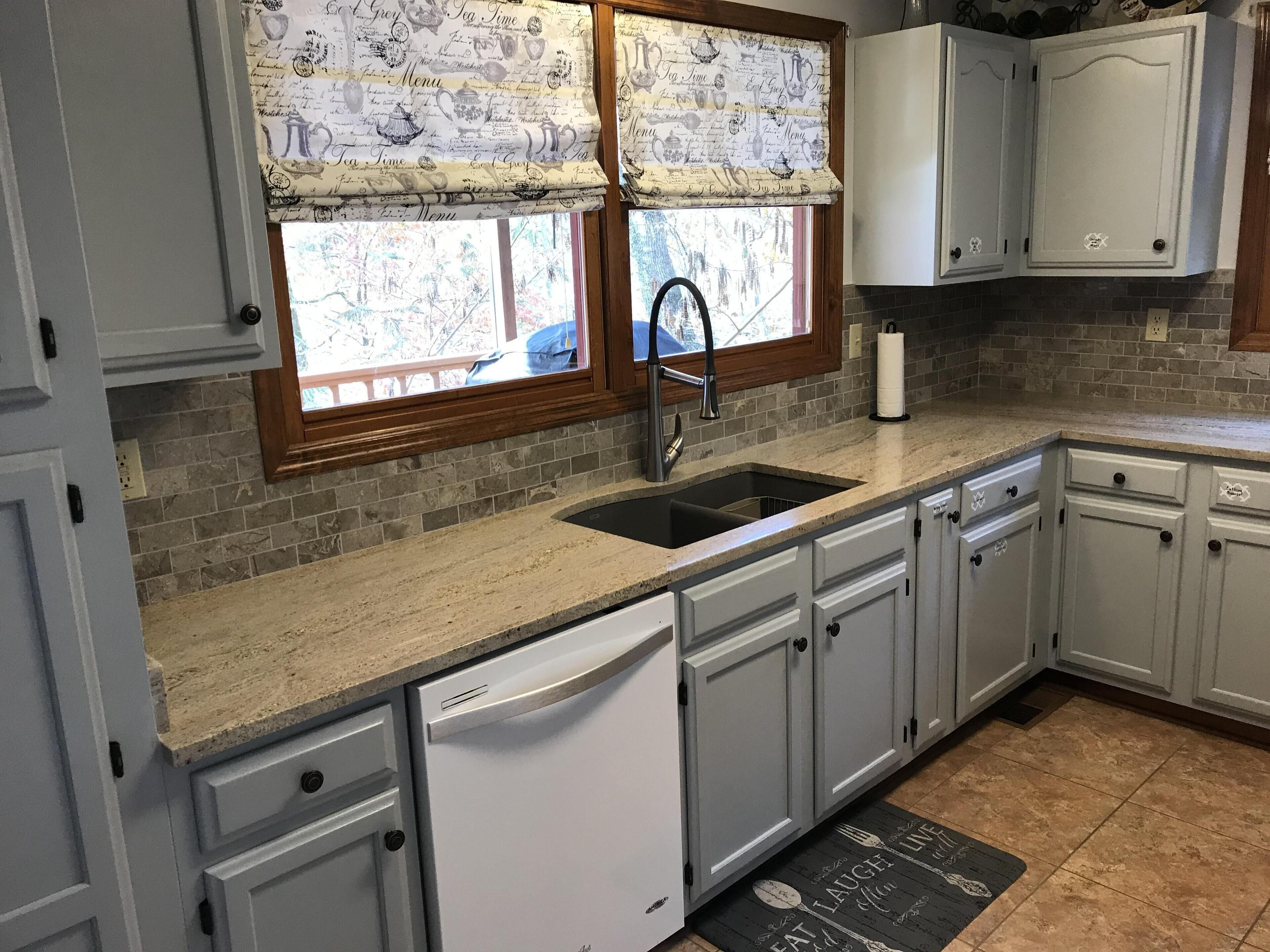 Beautiful Lakefront House, Dock w/ Covered Slip in Protected Cove, Few Steps