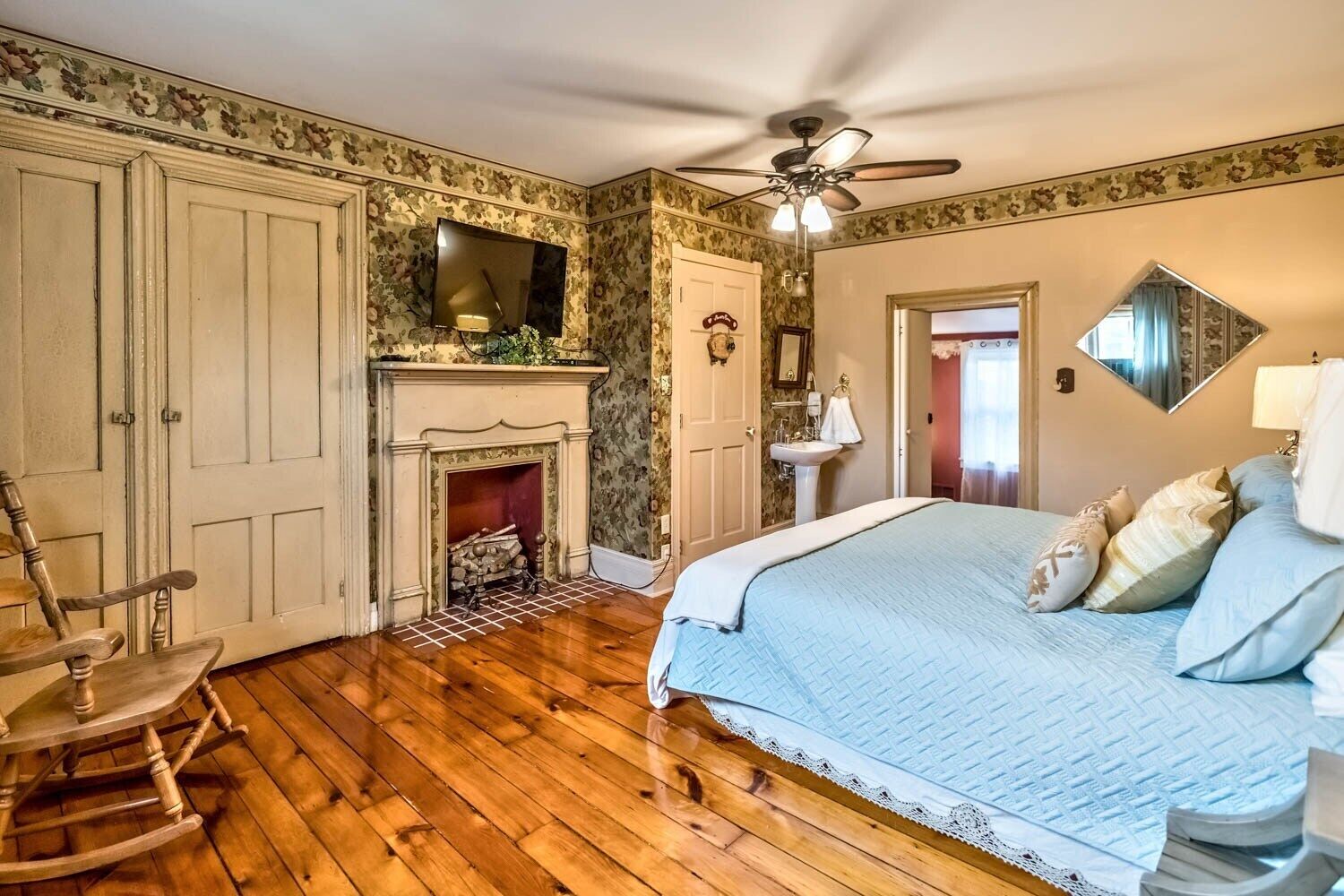 Weekly discount. Family & pet friendly, A block to Main St. Walk to dine/shop.