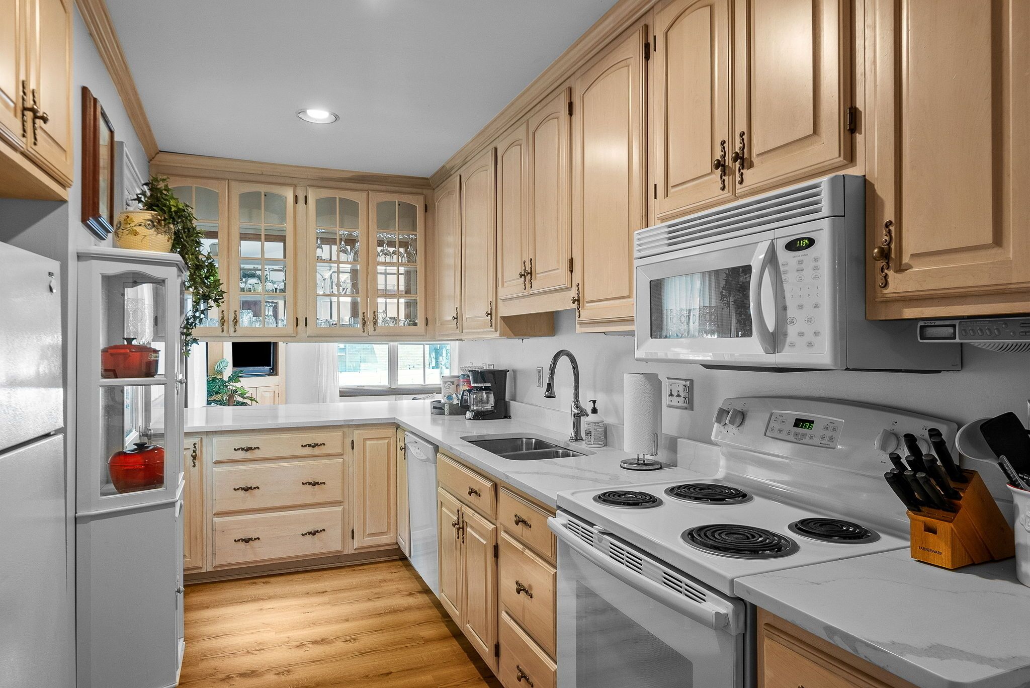 Køleskab, mikrobølgeovn, ovn, kogeplade