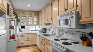 Een koelkast, een magnetron, een oven, een kookplaat