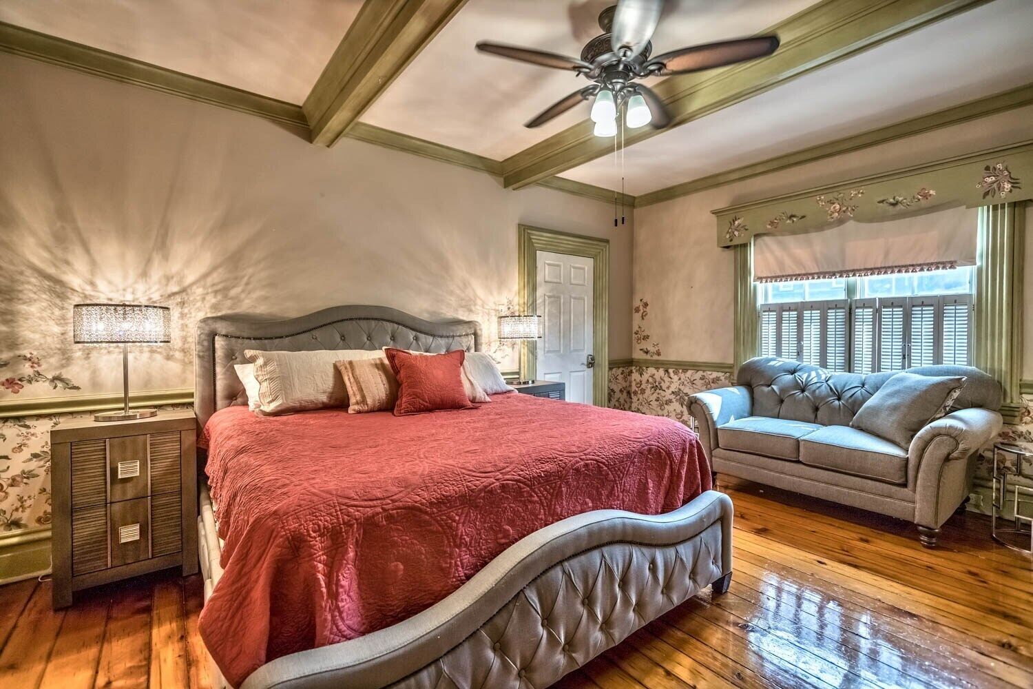 Weekly discount. Family & pet friendly, A block to Main St. Walk to dine/shop.