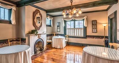 Weekly discount. Family & pet friendly, A block to Main St. Walk to dine/shop.