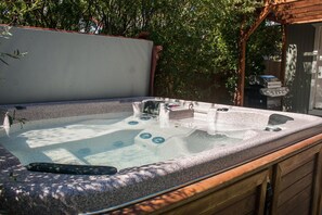 Outdoor spa tub - Cinder Cone - Salt Hot Tub, Gas Fireplace, 100+ Mbps Wifi, Bikes, Very Walkable! (Bend)