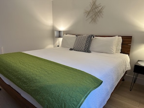 2 bedrooms, iron/ironing board, travel crib, free WiFi - Cinder Cone - Salt Hot Tub, Gas Fireplace, 100+ Mbps Wifi, Bikes, Very Walkable! (Bend)