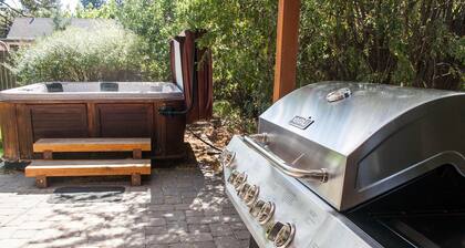 Cinder Cone - Salt Hot Tub, Gas Fireplace, 100+ Mbps Wifi, Bikes, Very Walkable!