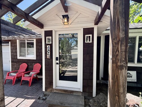 Cinder Cone - Salt Hot Tub, Gas Fireplace, 100+ Mbps Wifi, Bikes, Very Walkable!