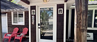 Cinder Cone - Salt Hot Tub, Gas Fireplace, 100+ Mbps Wifi, Bikes, Very Walkable!