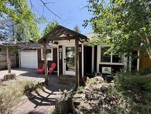 Exterior - Cinder Cone - Salt Hot Tub, Gas Fireplace, 100+ Mbps Wifi, Bikes, Very Walkable! (Bend)