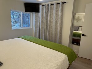 2 bedrooms, iron/ironing board, travel crib, free WiFi - Cinder Cone - Salt Hot Tub, Gas Fireplace, 100+ Mbps Wifi, Bikes, Very Walkable! (Bend)