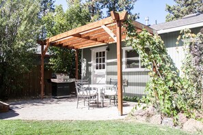 Outdoor dining - Cinder Cone - Salt Hot Tub, Gas Fireplace, 100+ Mbps Wifi, Bikes, Very Walkable! (Bend)