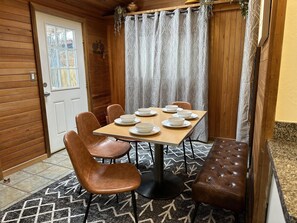 Dining - Cinder Cone - Salt Hot Tub, Gas Fireplace, 100+ Mbps Wifi, Bikes, Very Walkable! (Bend)