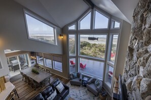 Smart TV, DVD player, table tennis - Captain Arnold, Sleeps 10, Beach Access, Oceanfront, BBQ, WiFi, Hot Tub (Waldport)