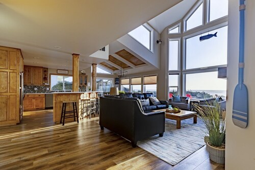 Captain Arnold, Sleeps 10, Beach Access, Oceanfront, BBQ, WiFi, Hot Tub